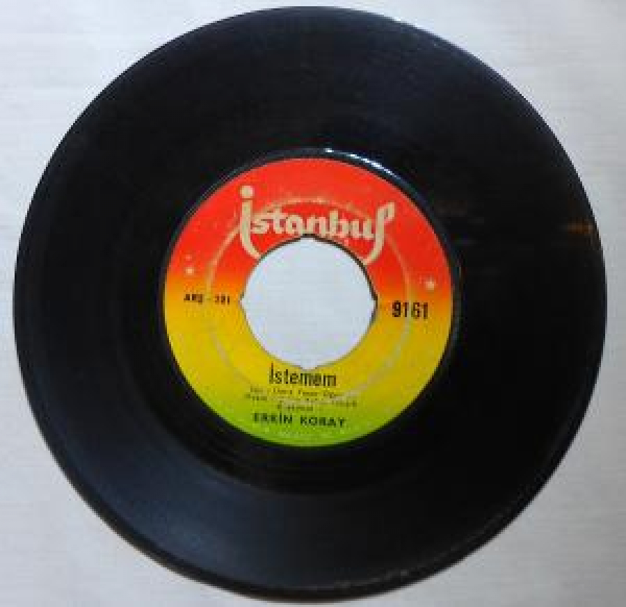 ERKİN KORAY  45 LİK PLAK  İSTEMEM-KÖPRÜDEN GEÇTİ GELİN
