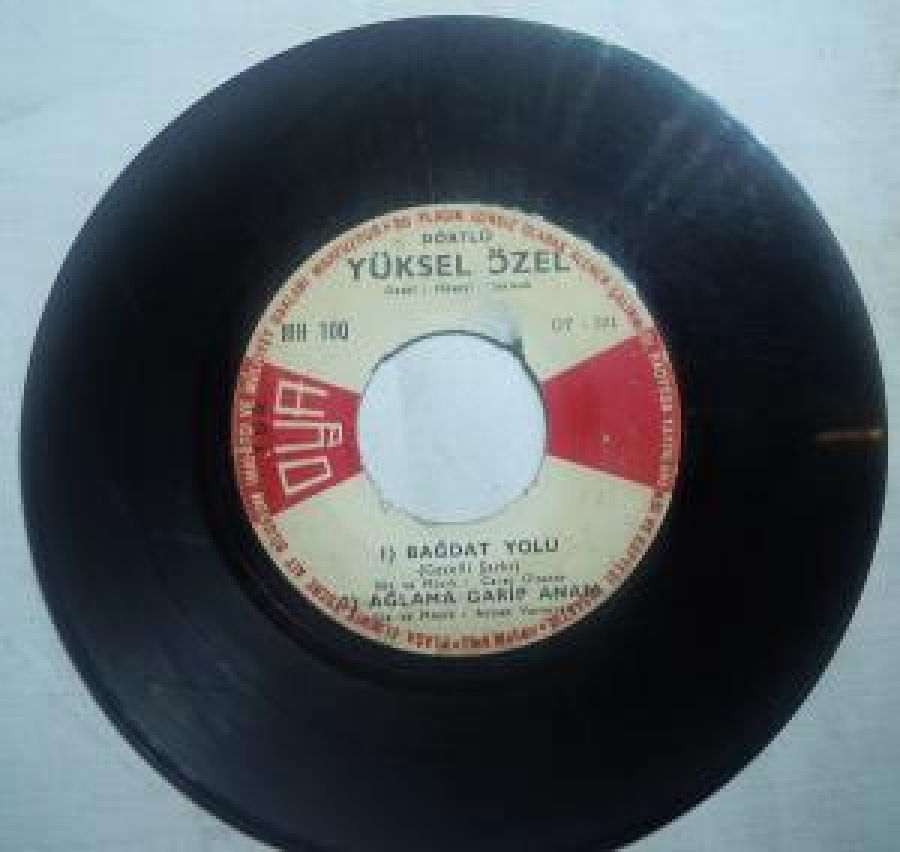 YÜKSEL ÖZEL DÖRT ŞARKILIK 45 LİK LP YERLİ PLAK 1) BAĞDAT YOLU. 2) AĞLAMA GARİP ANAM. 3 ) AŞIK OLDUM GÖZLERİNE. 4) HER GÜNÜM GAMLI BENİM 
