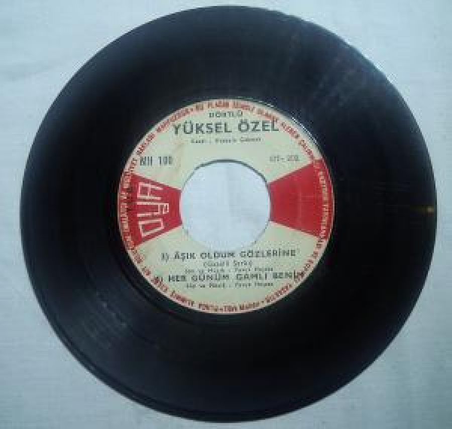 YÜKSEL ÖZEL DÖRT ŞARKILIK 45 LİK LP YERLİ PLAK 1) BAĞDAT YOLU. 2) AĞLAMA GARİP ANAM. 3 ) AŞIK OLDUM GÖZLERİNE. 4) HER GÜNÜM GAMLI BENİM 