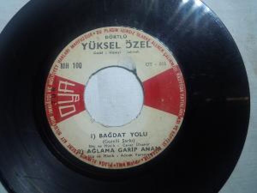 YÜKSEL ÖZEL DÖRT ŞARKILIK 45 LİK LP YERLİ PLAK 1) BAĞDAT YOLU. 2) AĞLAMA GARİP ANAM. 3 ) AŞIK OLDUM GÖZLERİNE. 4) HER GÜNÜM GAMLI BENİM 