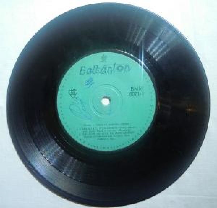 45 LİK PLAK NNİSİ V NEBETO - İ BALKANTON BMM 6071-I PESNİ İ TANSİ OT DALEÇNİ STRANİ 1. KOZİ DJONİ SİY; 2. PUBİKA-SAMBA - İZP VALDO DE LOS PİOS S'S SVAYA S'STAV VMM-6071-II PESNİ İ TANSI OT DALEÇNI STRANI 1. S'BUDİ SE. M 