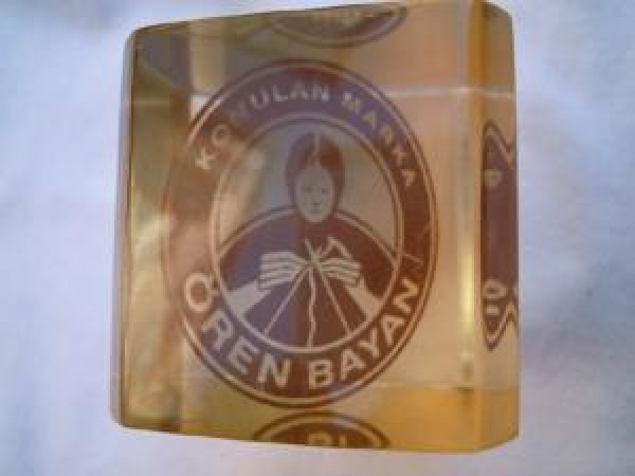 DİKİŞ İPLİGİ KONULAN MARKA ÖREN BAYAN CAM KAĞIT AĞIRLIK 