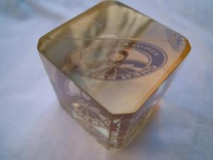 DİKİŞ İPLİGİ KONULAN MARKA ÖREN BAYAN CAM KAĞIT AĞIRLIK 