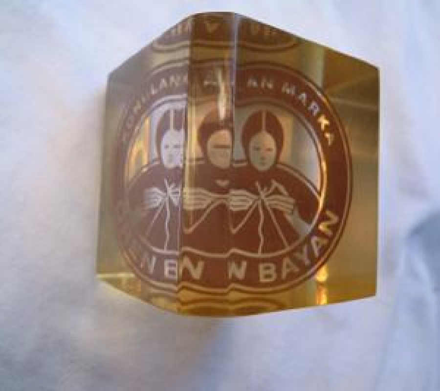 DİKİŞ İPLİGİ KONULAN MARKA ÖREN BAYAN CAM KAĞIT AĞIRLIK 