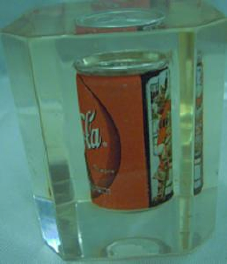 MASA ÜZERİ ŞEFFAF POLİ KARBON KAĞIT AĞIRLIĞI İCERSİNDE TENEKE KUTU COCA COLA MAKETLİ  