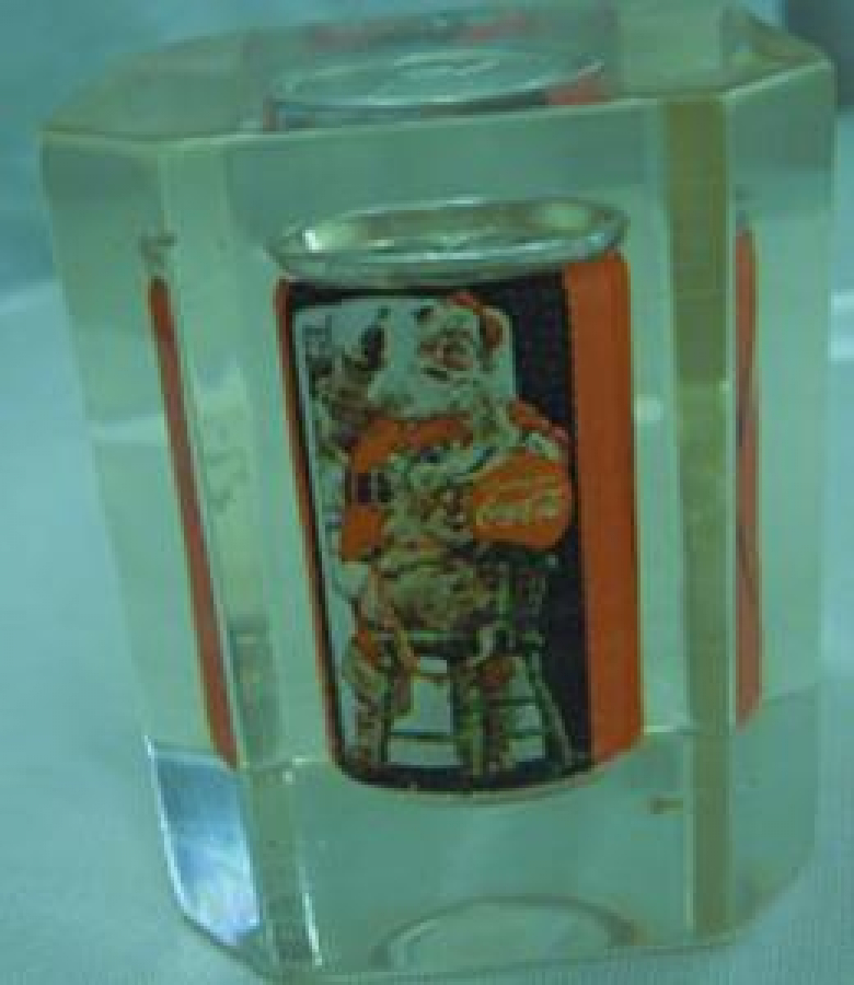 MASA ÜZERİ ŞEFFAF POLİ KARBON KAĞIT AĞIRLIĞI İCERSİNDE TENEKE KUTU COCA COLA MAKETLİ  