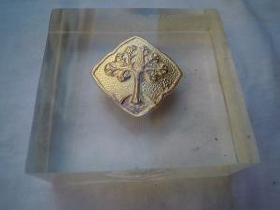 OSMANLI BANKASI CAM KARE ŞEKLİNDE KAĞIT AĞIRLIĞI İCERSİNDE OSMANLI BANKASI VE LOGOSU OLAN ZEYTİN AGACI GÖRSELLİ 1892 KURULUŞ TARİHİ OLAN BANKANIN ÜRÜNÜ