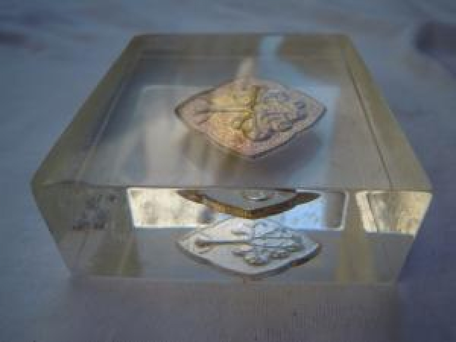 OSMANLI BANKASI CAM KARE ŞEKLİNDE KAĞIT AĞIRLIĞI İCERSİNDE OSMANLI BANKASI VE LOGOSU OLAN ZEYTİN AGACI GÖRSELLİ 1892 KURULUŞ TARİHİ OLAN BANKANIN ÜRÜNÜ