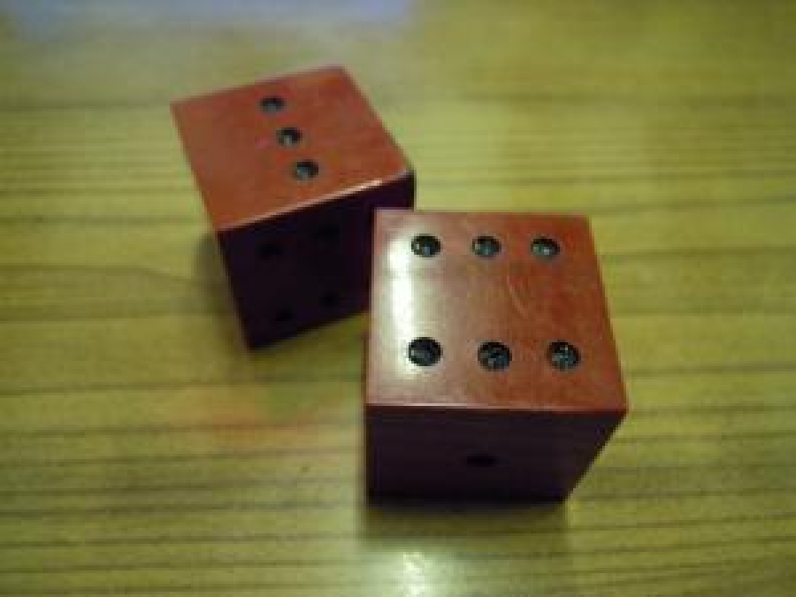 İKİ ADET BUYUK BOYDA KIRMIZI RENKTE ZAR 