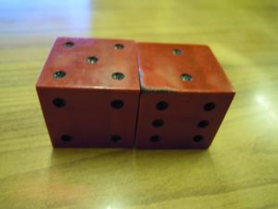 İKİ ADET BUYUK BOYDA KIRMIZI RENKTE ZAR 