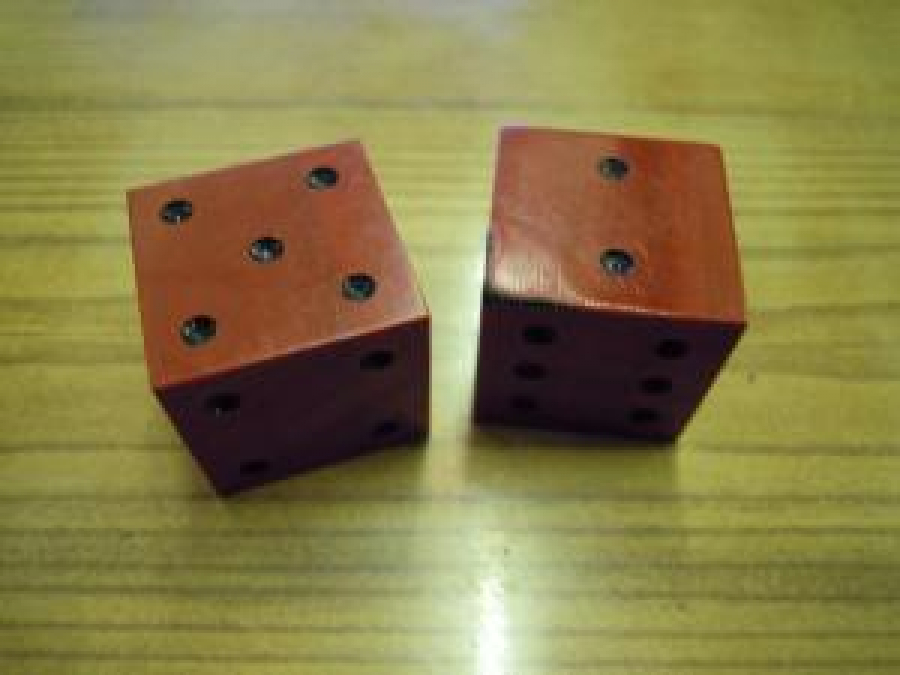 İKİ ADET BUYUK BOYDA KIRMIZI RENKTE ZAR 