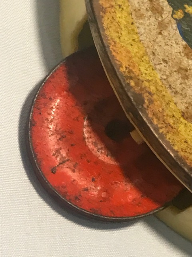 1960 ALASYA YERLİ ÜRERİM ÜZERİ RESİMLİ TENEKE OYUNCAK TEF