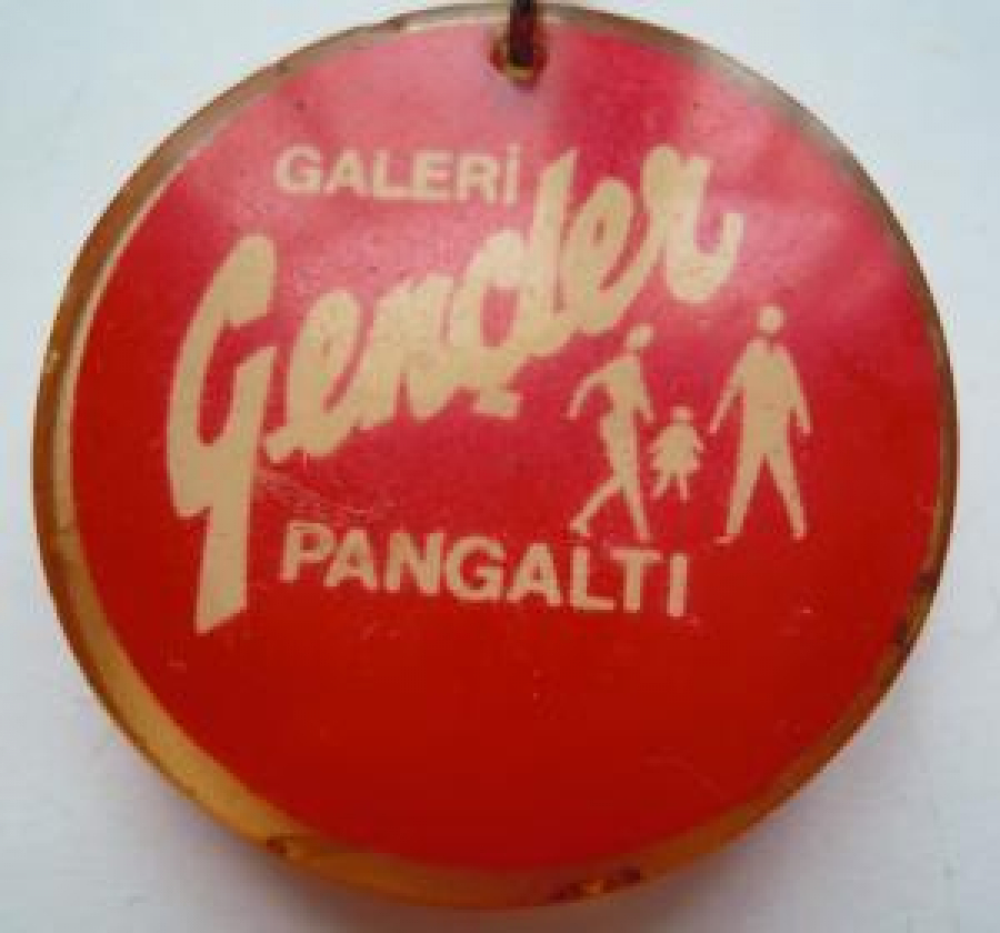 GALERİ GENÇLER YAZILI POLİKARBON ŞEFFAF KIRMIZI ANAHTARLIK 