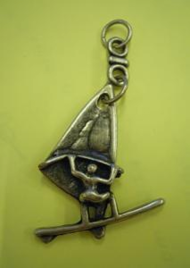 DENİZDE RÜZGARA KARŞI SÖRF YAPAN FİGÜR ANAHTARLIK 