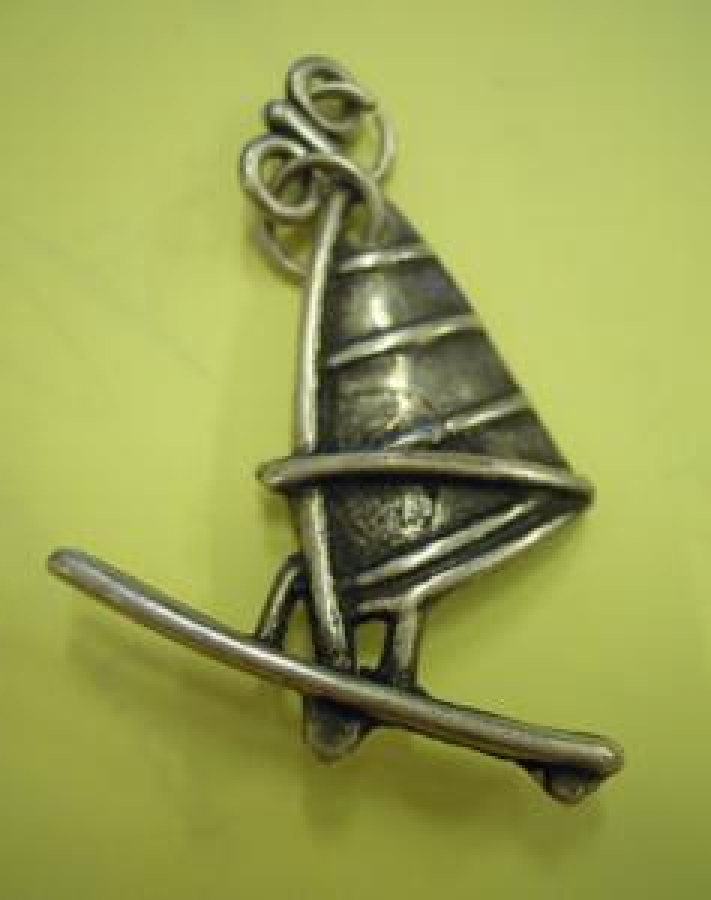 DENİZDE RÜZGARA KARŞI SÖRF YAPAN FİGÜR ANAHTARLIK 