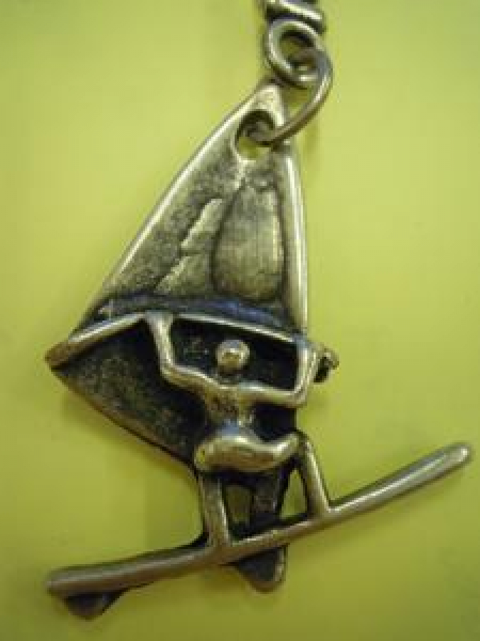 DENİZDE RÜZGARA KARŞI SÖRF YAPAN FİGÜR ANAHTARLIK 