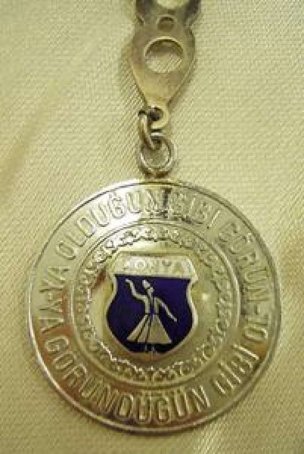 YA OLDUĞUN GİBİ GÖRÜN YA GÖRÜNDÜĞÜN GİBİ OL KROM METALMİNELİ ANAHTARLIK 