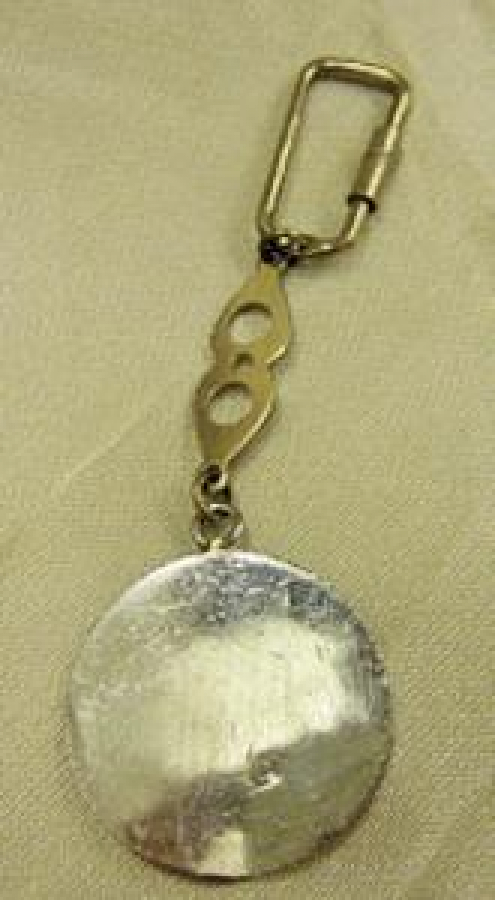 YA OLDUĞUN GİBİ GÖRÜN YA GÖRÜNDÜĞÜN GİBİ OL KROM METALMİNELİ ANAHTARLIK 