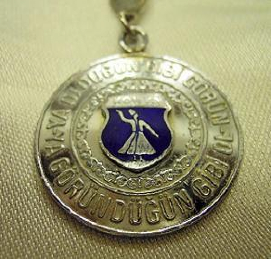 YA OLDUĞUN GİBİ GÖRÜN YA GÖRÜNDÜĞÜN GİBİ OL KROM METALMİNELİ ANAHTARLIK 