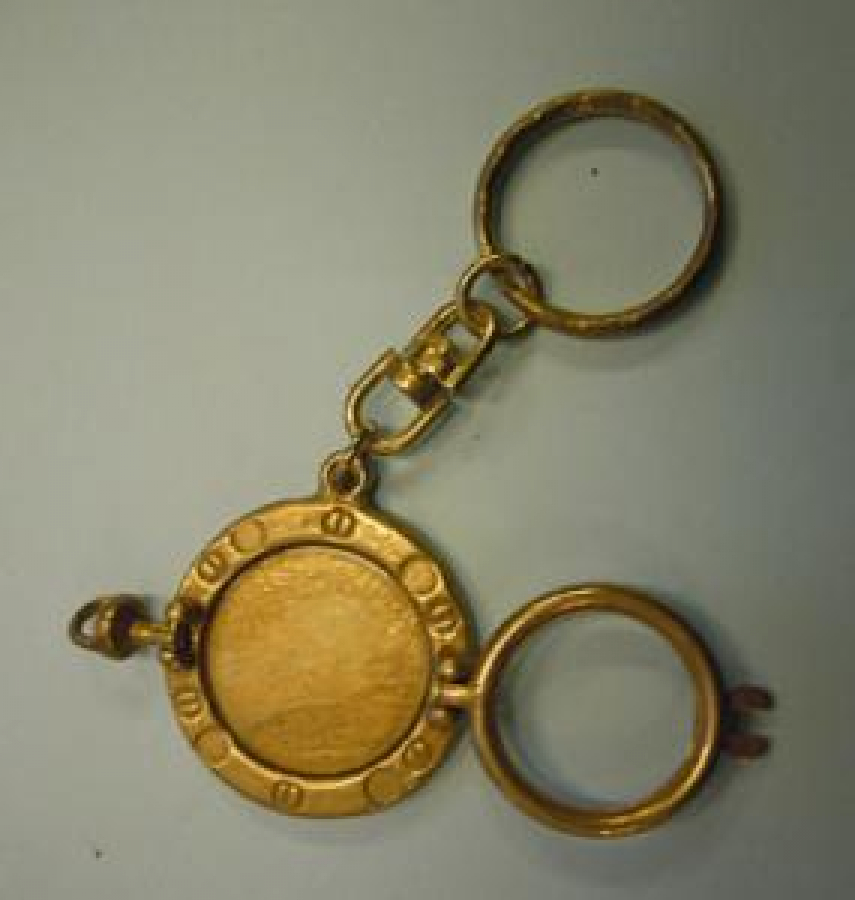  PİRİNC GEMİ PENCERESİ LUMBOZ İÇERSİNE RESİM KOYULABİLİNEN ACILIR KAPANIR CERCEVELİ  SARI METAL ANAHTARLIK 