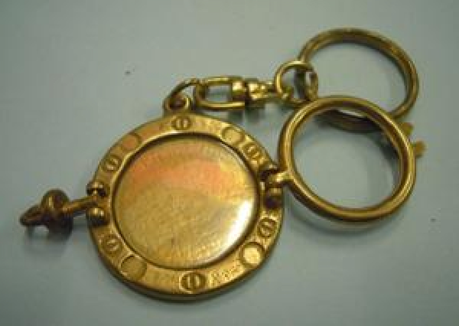  PİRİNC GEMİ PENCERESİ LUMBOZ İÇERSİNE RESİM KOYULABİLİNEN ACILIR KAPANIR CERCEVELİ  SARI METAL ANAHTARLIK 