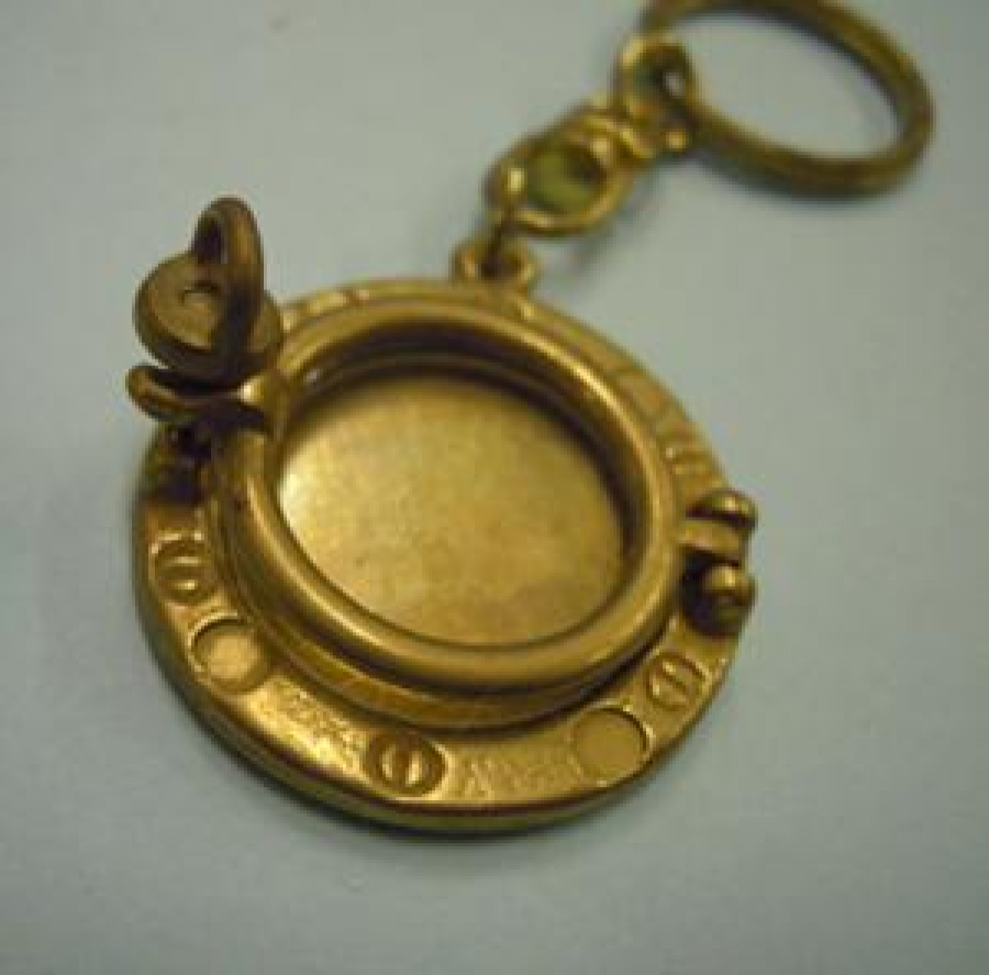  PİRİNC GEMİ PENCERESİ LUMBOZ İÇERSİNE RESİM KOYULABİLİNEN ACILIR KAPANIR CERCEVELİ  SARI METAL ANAHTARLIK 