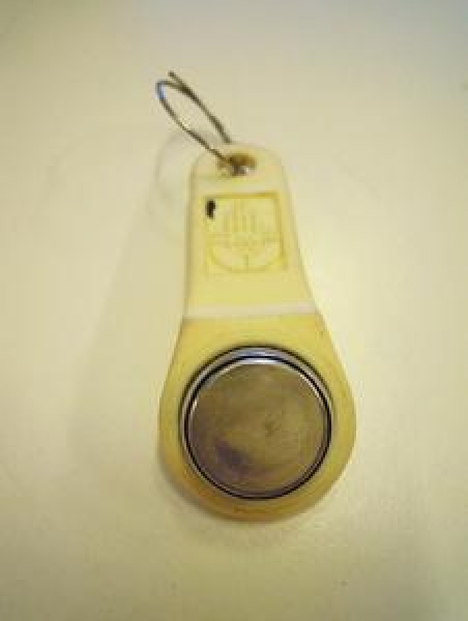 AKBİL BAS GEÇ SARI PLASTİK MUHAFAZASINDA ANAHTARLIK