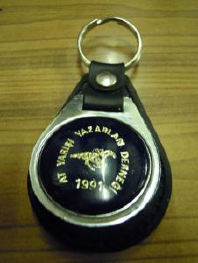 AT YARIŞI YAZARLARI DERNEĞİ 1991 DERİ METAL KARMA ANAHTARLIK 