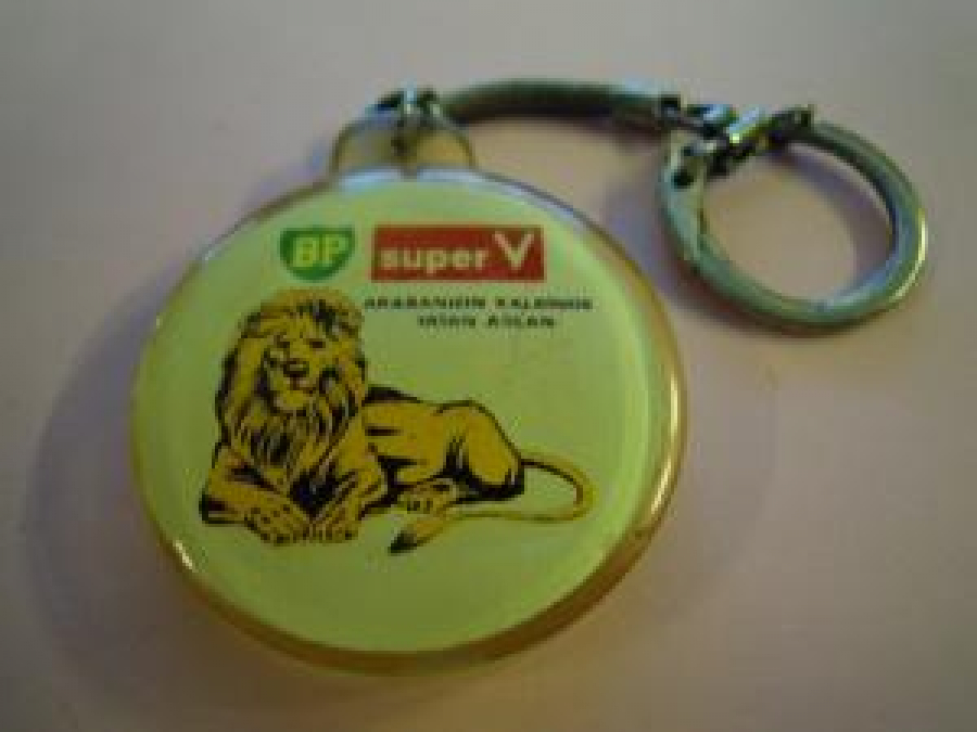 BP SUPER V ARABANIZIN KALBİNDE YATAN ASLAN POLİ KARBON AKRİLİK ANAHTARLIK 