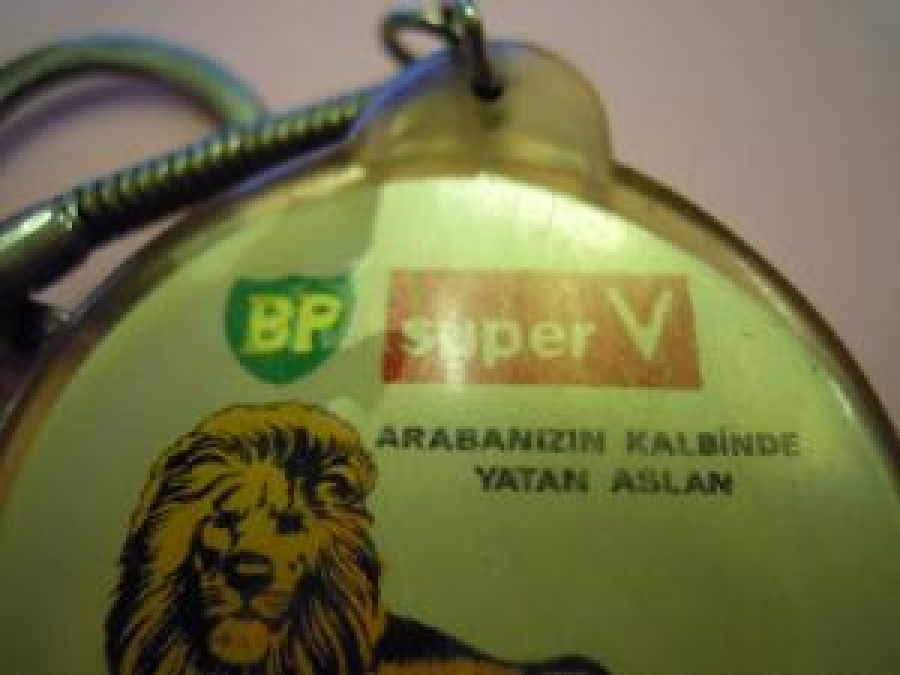 BP SUPER V ARABANIZIN KALBİNDE YATAN ASLAN POLİ KARBON AKRİLİK ANAHTARLIK 