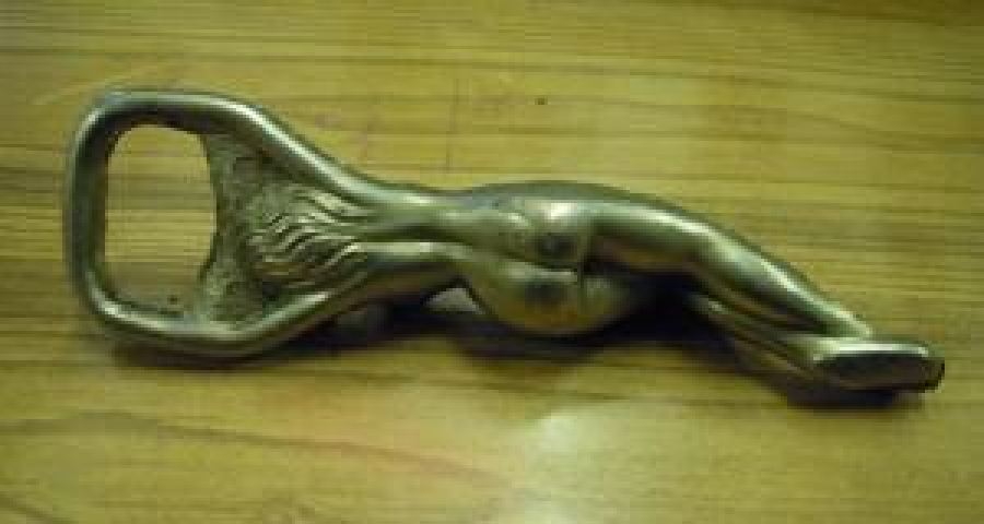 BRONZ KIZ ŞEKLİNDE MEŞRUBAT KAPAK AÇACAK