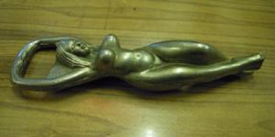 BRONZ KIZ ŞEKLİNDE MEŞRUBAT KAPAK AÇACAK