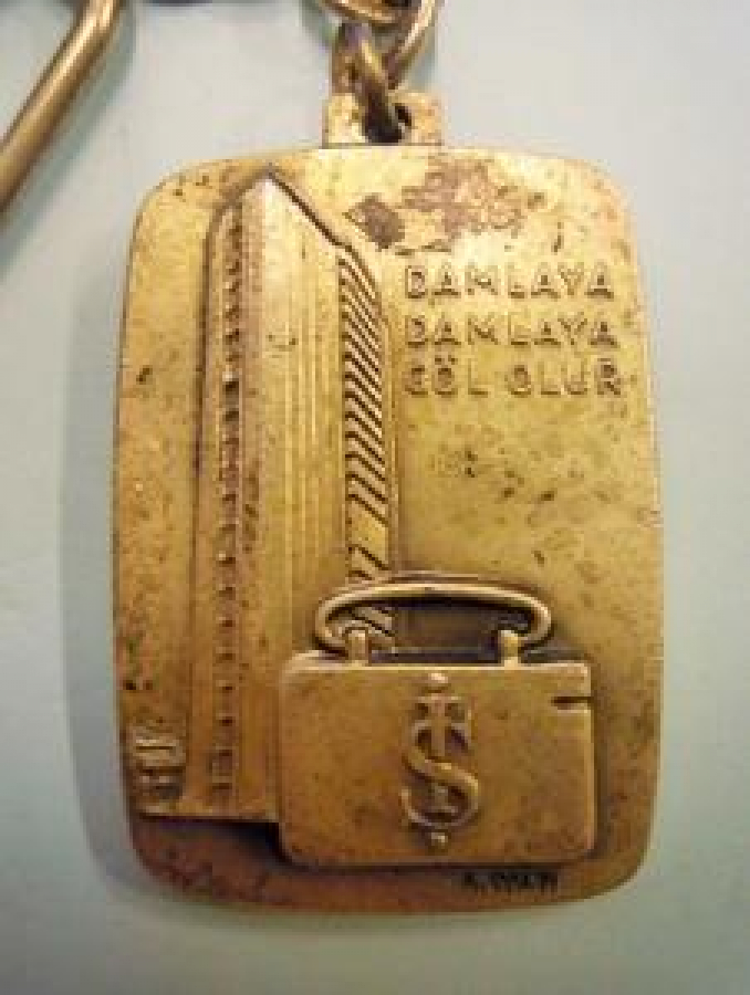 DAMLAYA DAMLAYA GÖL OLUR YURT EKONOMİSİNİN KALKINMASINDA EN BÜYÜK KATKI A. PALTI İŞ BANKASI ANAHTARLIK 