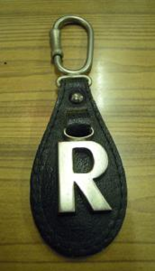 DERİ ÜZERİNE METAL R HARFİ ANAHTARLIK