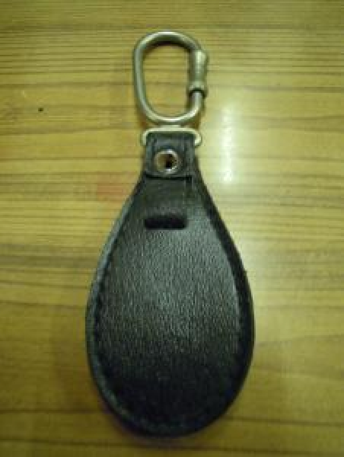 DERİ ÜZERİNE METAL R HARFİ ANAHTARLIK