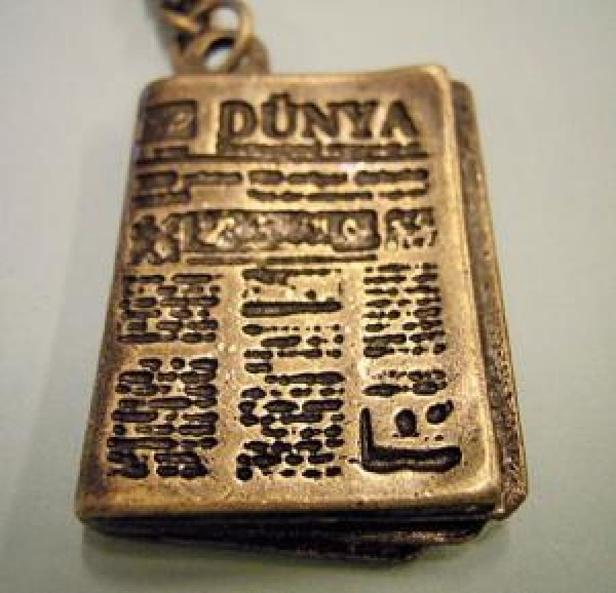 DÜNYA GAZETESİ ŞEKLİDE ANAHTARLIK 1998 