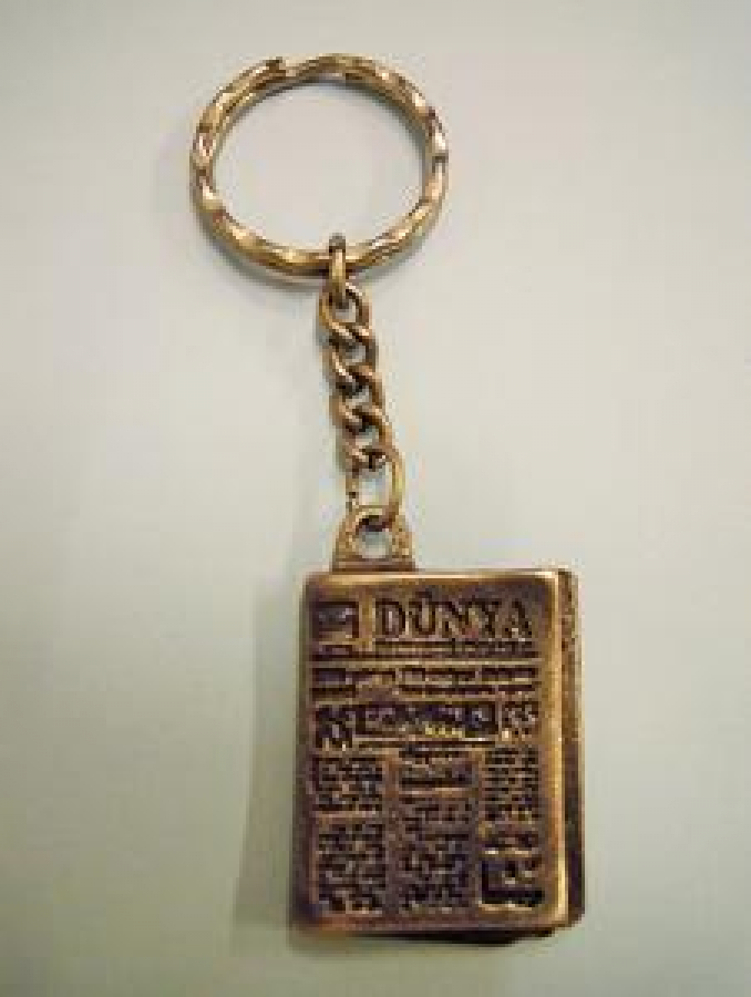 DÜNYA GAZETESİ ŞEKLİDE ANAHTARLIK 1998 