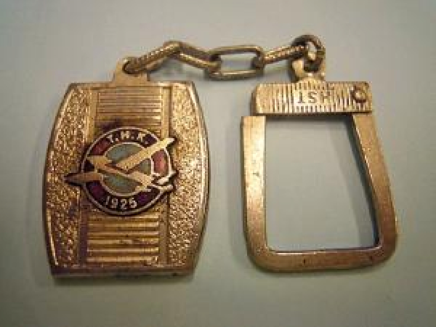 T.H.K. 1925 - 1985. 60 YIL ANISI TÜRK HAVA KURUMU METAL ANAHTARLIK 
