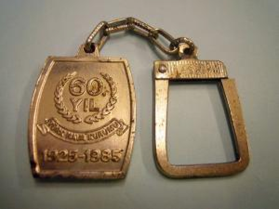 T.H.K. 1925 - 1985. 60 YIL ANISI TÜRK HAVA KURUMU METAL ANAHTARLIK 