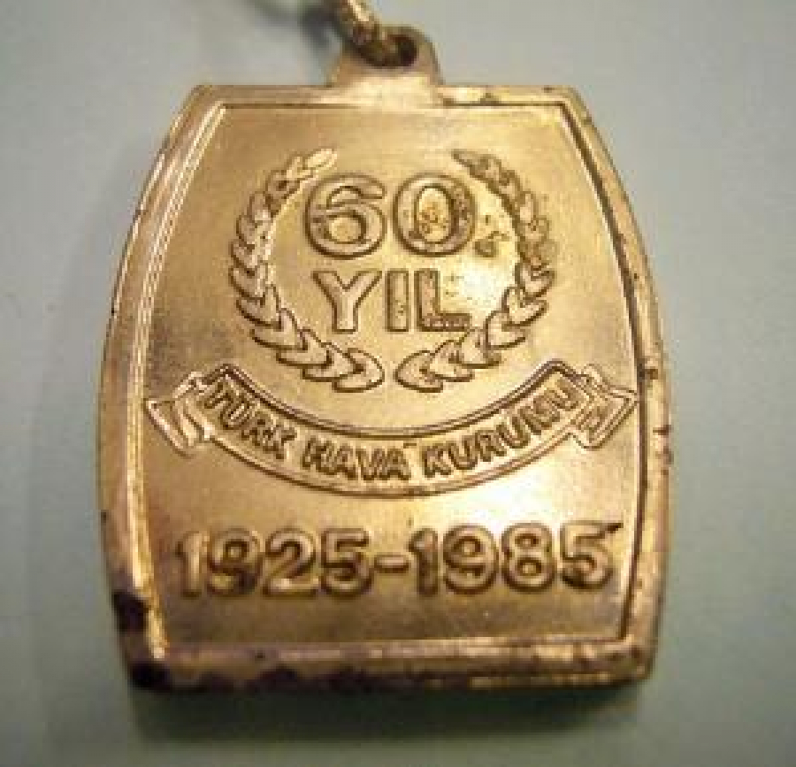 T.H.K. 1925 - 1985. 60 YIL ANISI TÜRK HAVA KURUMU METAL ANAHTARLIK 