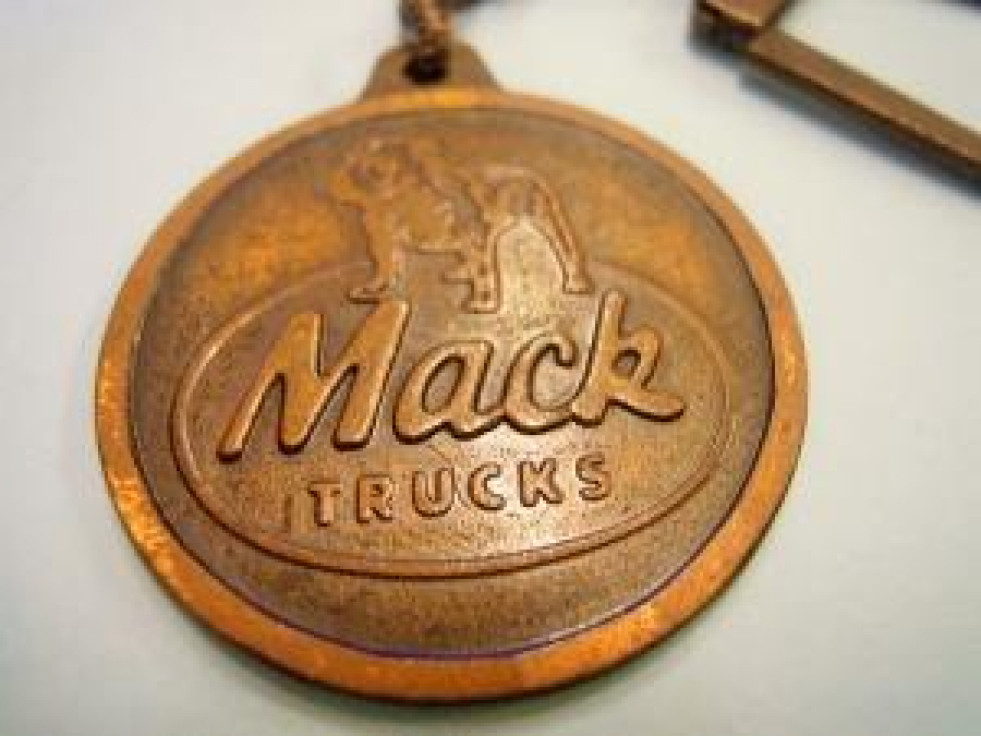 MACK TRUCKS TEVFİK YILMAZ DIŞ TİCARET A. Ş. 150 16 73 - 74. 150 01 44 - 45. KURULUŞU 1918 SOM ANAHTARLIK 