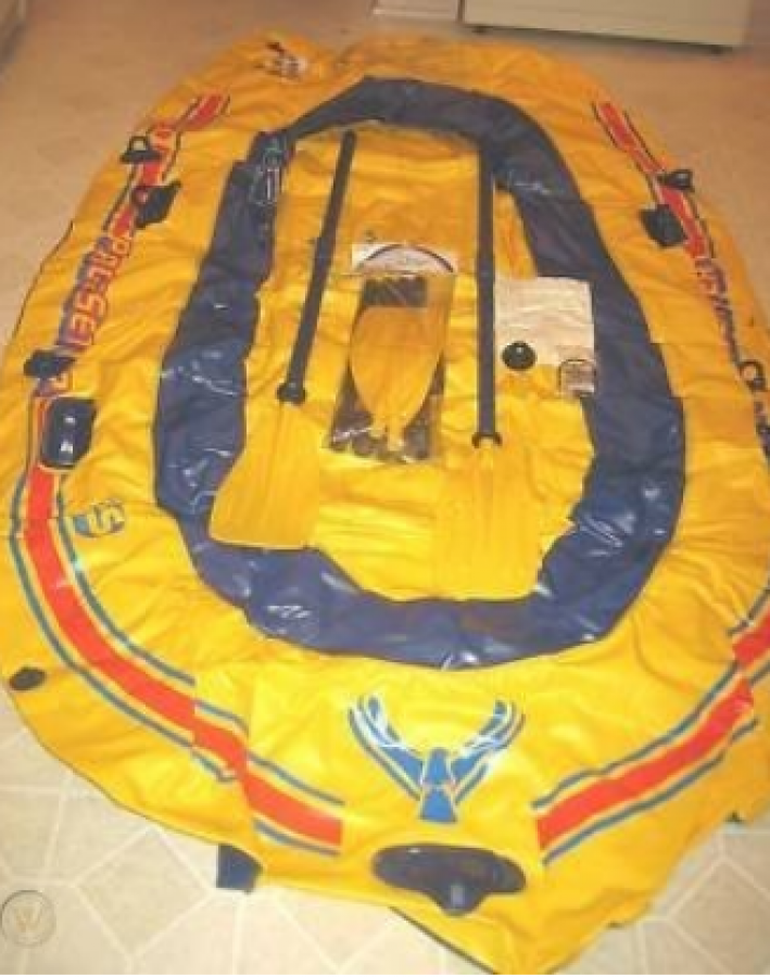 1985 INTEX PACESETTER 4 PERSON INFLATABLE BOAT 102 X 60 IN W/NEW OARS