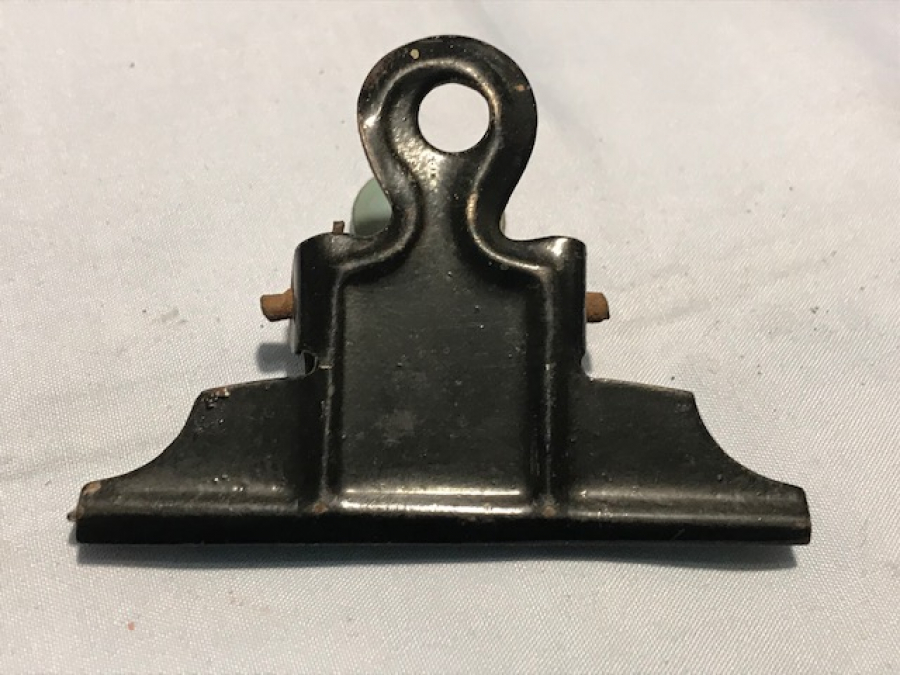 MAVİ RENKDE METAL KAGIT TUTACAK CİFT KANAT YAYLI  7 CM 