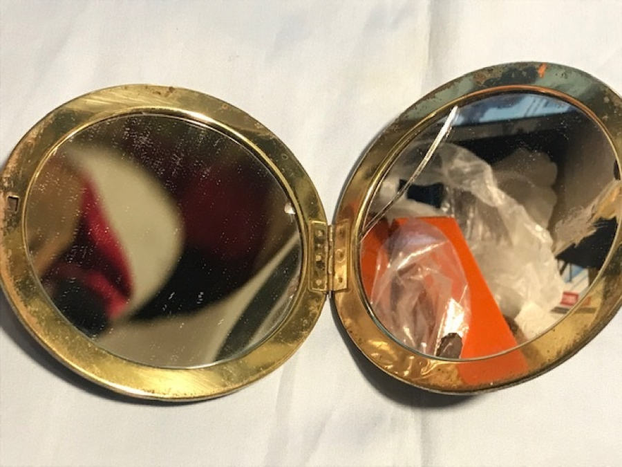 MAKYAJ AYNA İKİLİ BİRİ NORMAL BİRİ DEV KAPAKLAR RESİMLİ 1950 YILLAR METAL 11 CM CAPINDA KAPAKLI KAPANIR