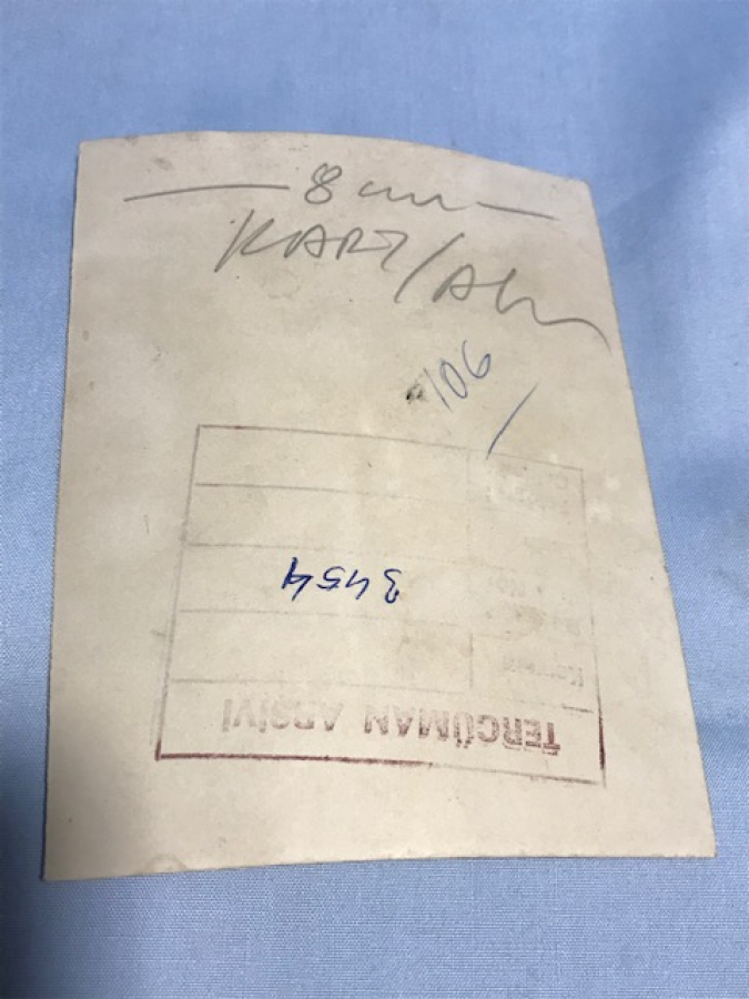 BARIŞ MANCO  KENDİ EVİNDE YAPTIGI  ŞARKI NIN YAZISINI KAGIDA DÖKERKEN 12 X 9 SİYAH BEYAZ ORJİNAL CEKİLMİŞ FOTOGRAF