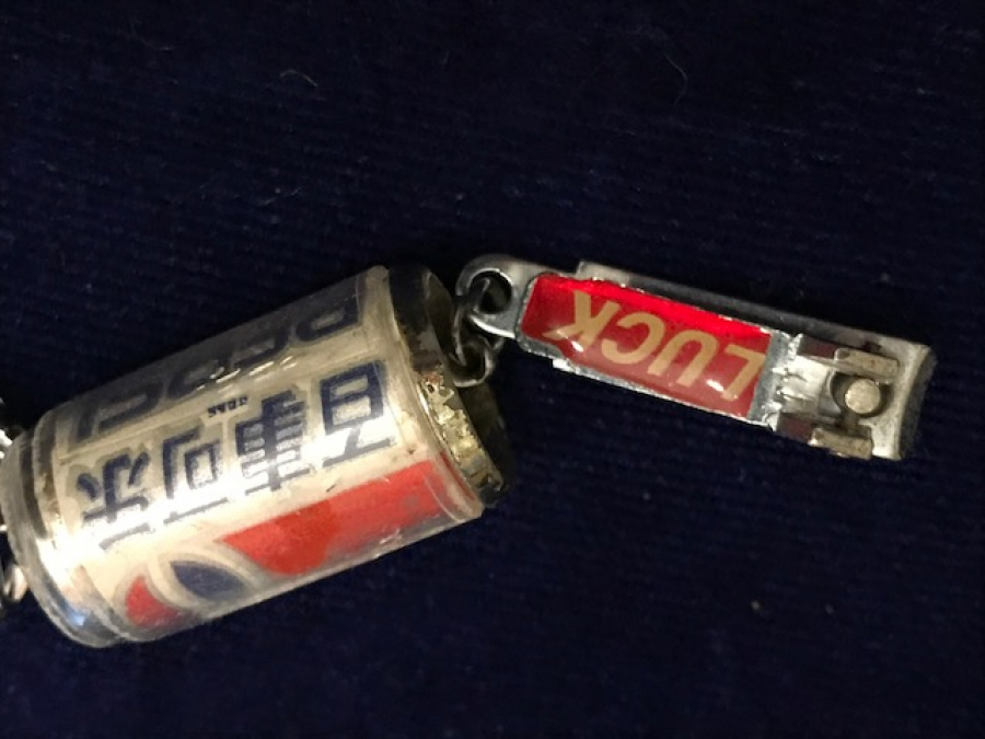 PEPSİ KUTU KOLA İÇERSİNDE UFAK TIRNAK MASASI BULUNAN ANAHTARLIK