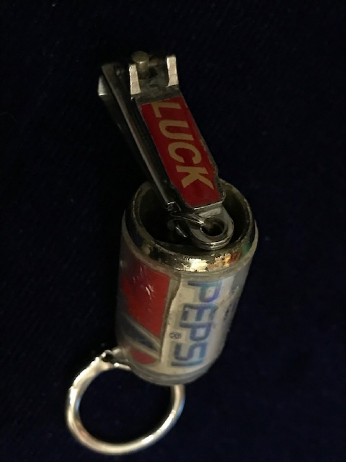 PEPSİ KUTU KOLA İÇERSİNDE UFAK TIRNAK MASASI BULUNAN ANAHTARLIK