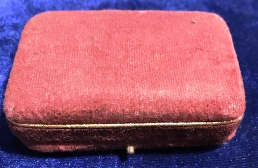 TRT İCİN ÖZEL OLARAK YAPILMIŞ KUTUSUNDA ÜZERİ SICAK MİNELİ ALTIN KAPLAMA MANŞET KOL DÜGMESİ 70 Lİ YILLAR 