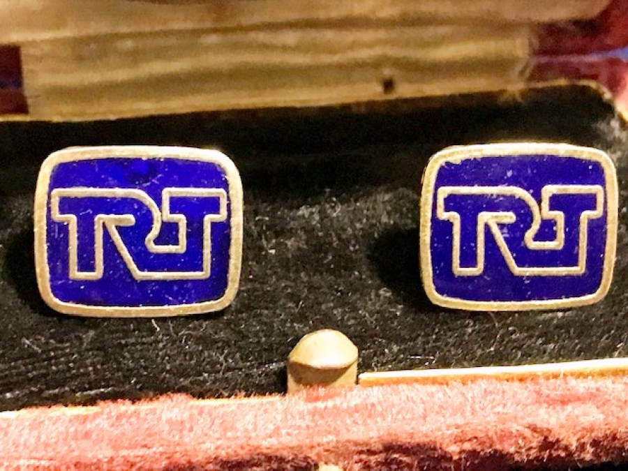 TRT İCİN ÖZEL OLARAK YAPILMIŞ KUTUSUNDA ÜZERİ SICAK MİNELİ ALTIN KAPLAMA MANŞET KOL DÜGMESİ 70 Lİ YILLAR 