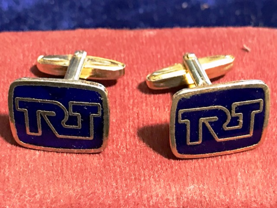 TRT İCİN ÖZEL OLARAK YAPILMIŞ KUTUSUNDA ÜZERİ SICAK MİNELİ ALTIN KAPLAMA MANŞET KOL DÜGMESİ 70 Lİ YILLAR 